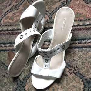 NWT! Easy 5th Wood Heel White Sandals Sz 7.5
